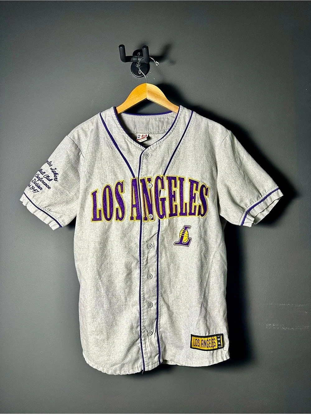 Ultra Game Los Angeles Lakers Baseball Jersey Grey Button Up Shirt Small NBA